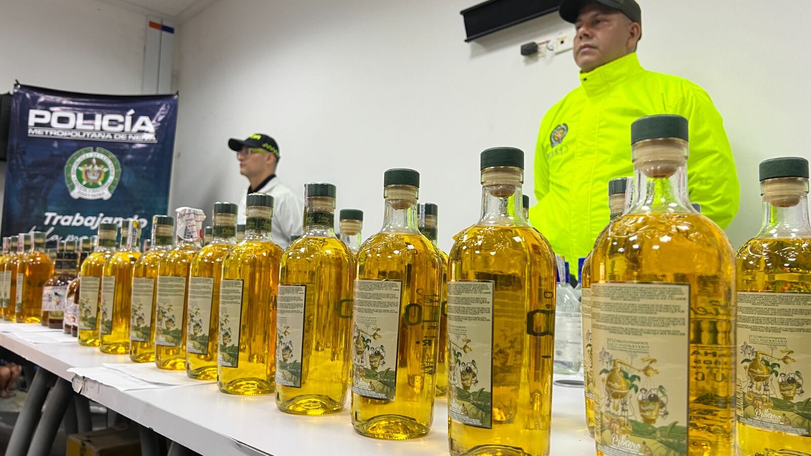 incautan  108 botellas de licor de contrabando y 58 de licor adulterado.  Foto Oficina de Rentas.