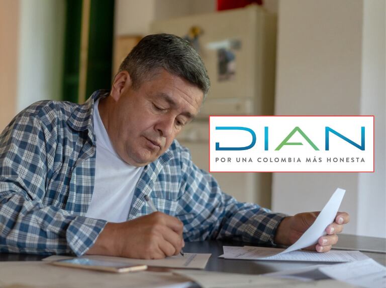 Hombre haciendo cuentas sobre su mesa del comedor (Getty Images) / Logo de la DIAN