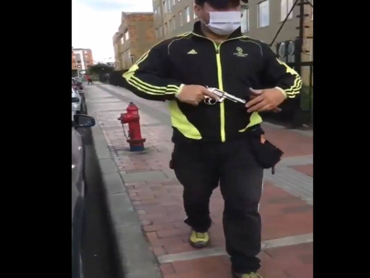 Video: Hombre intimidó con un arma de fuego a jóvenes grafiteros