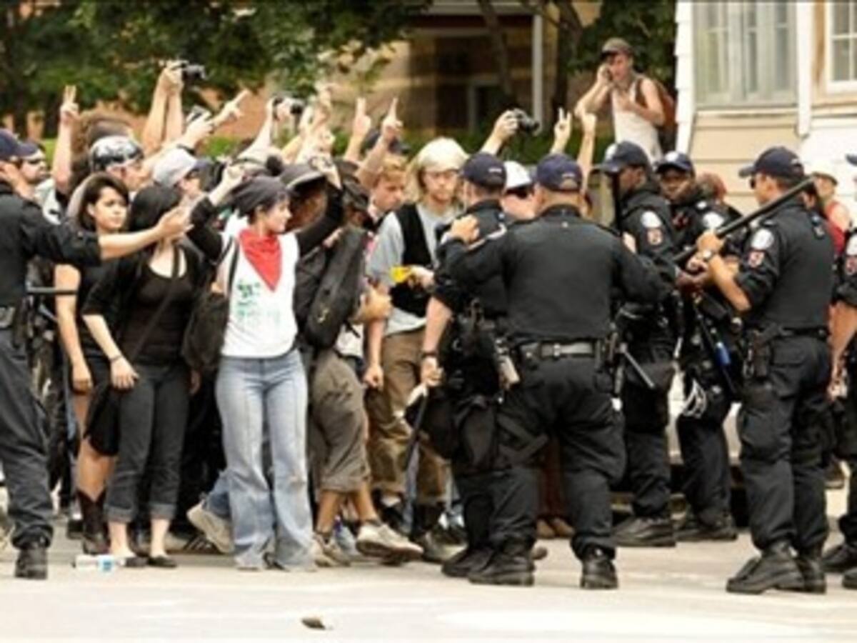 Caos en Toronto por violentos enfrentamientos entre manifestantes y Policía