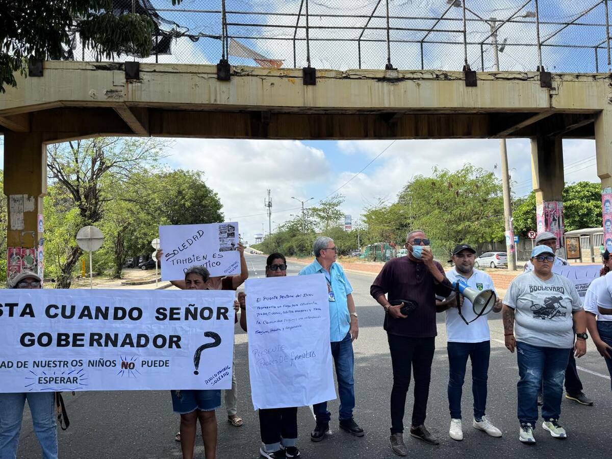 Comunidad bloqueó la calle 30 por deterioro de puente peatonal