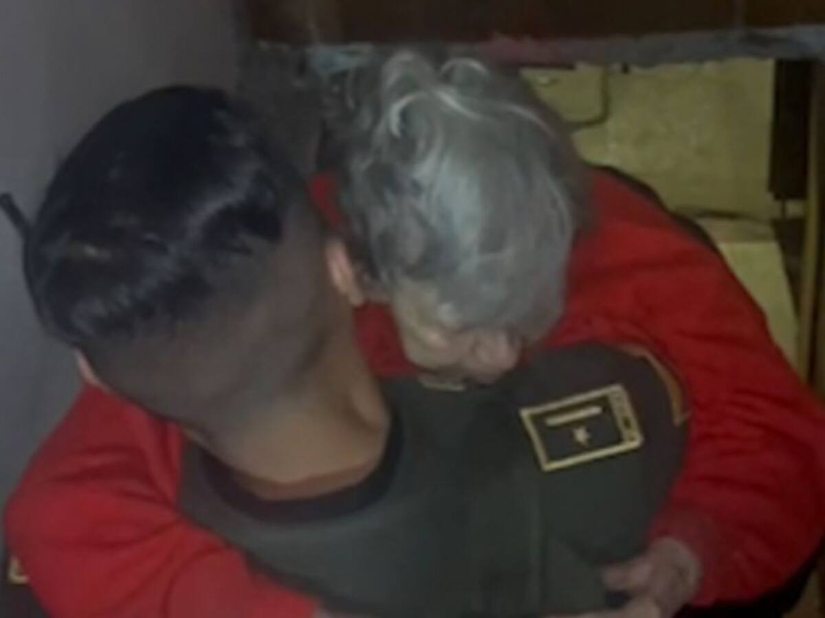 Abuela en Chinchiná estaba encerrada y sin comida con 8 perros