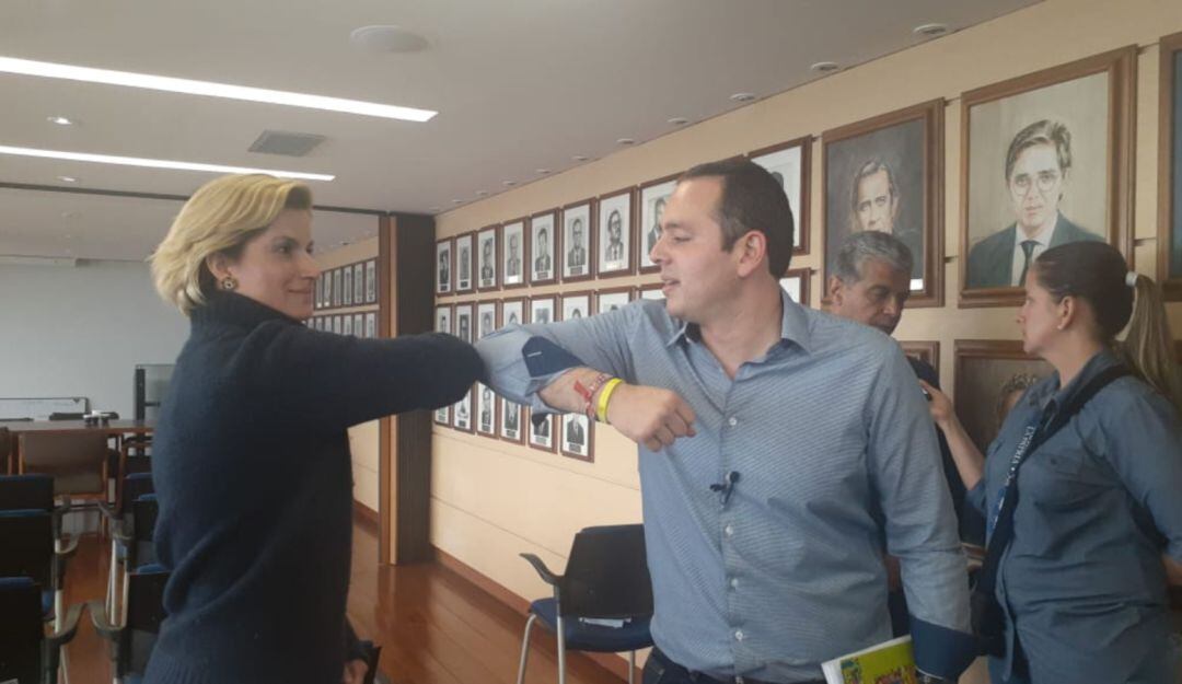 Alcalde de Manizales recomienda saludar con el codo para evitar propagación del virus