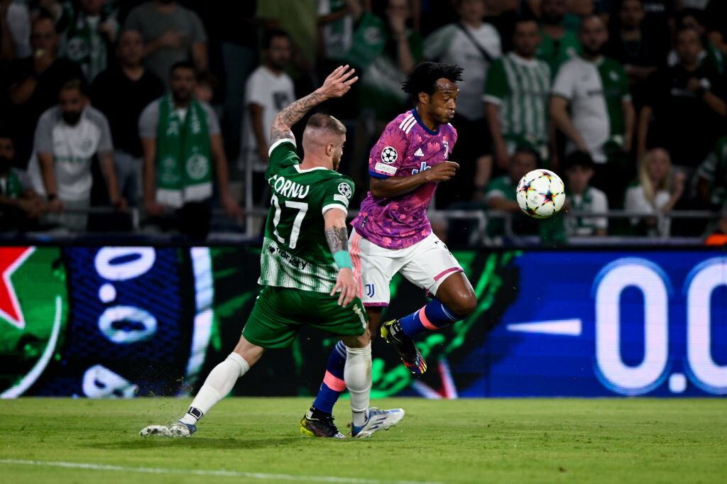 Juan Cuadrado de Juventus en un duelo con Pierre Cornud de Maccabi Haifa (Foto por Daniele Badolato - Juventus FC/Juventus FC via Getty Images)