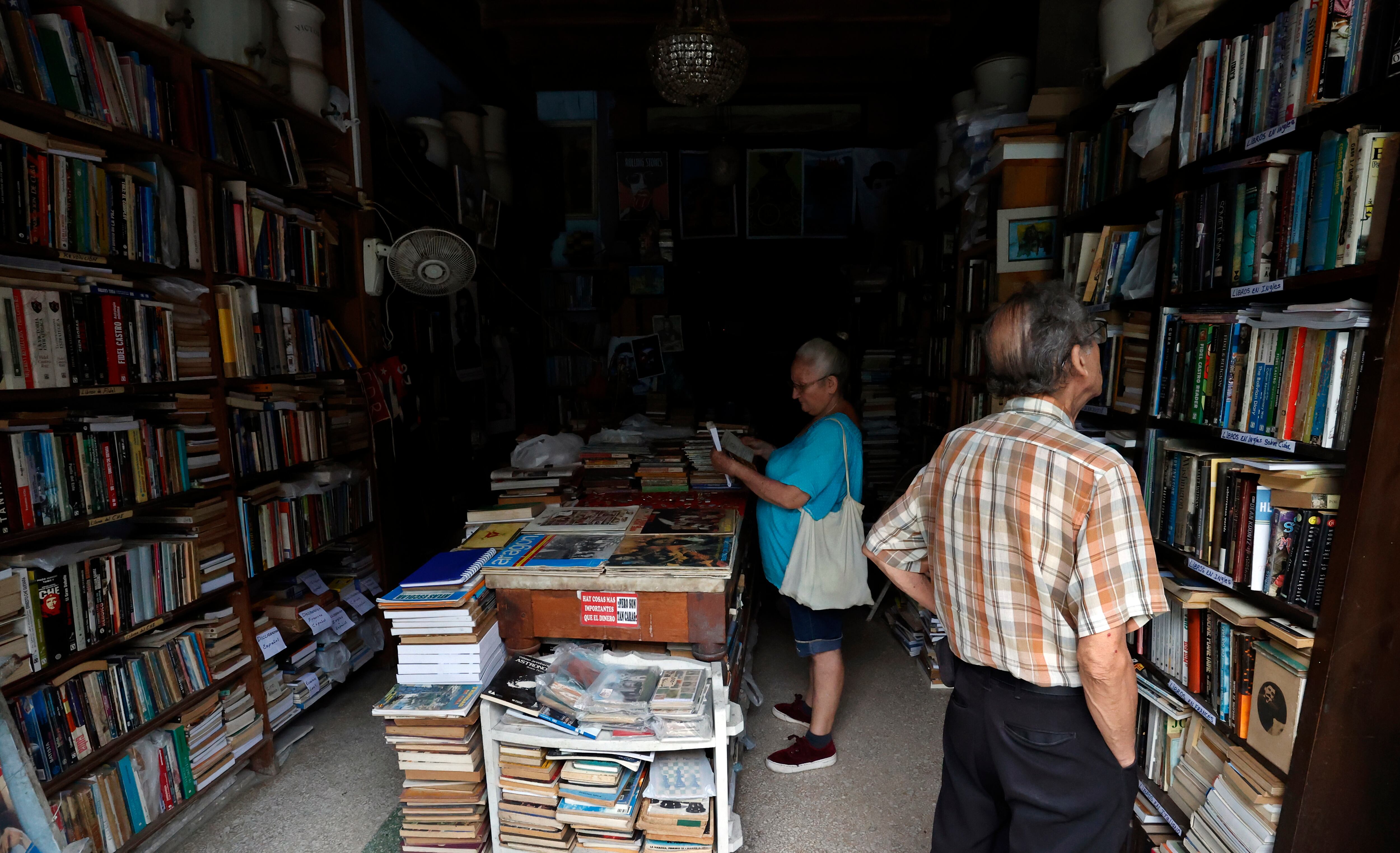 AME8736. LA HABANA (CUBA), 18/10/2024.- Personas al interior de una librería sin electricidad este viernes, en La Habana (Cuba). El Gobierno de Cuba paralizó desde este viernes la actividad labora estatal no esencial como parte de las medidas anunciadas la víspera para afrontar la actual crisis energética. EFE/ Ernesto Mastrascusa