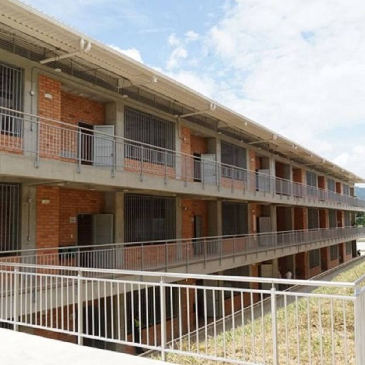 Menor se lanzó de un tercer piso en un colegio de Girón