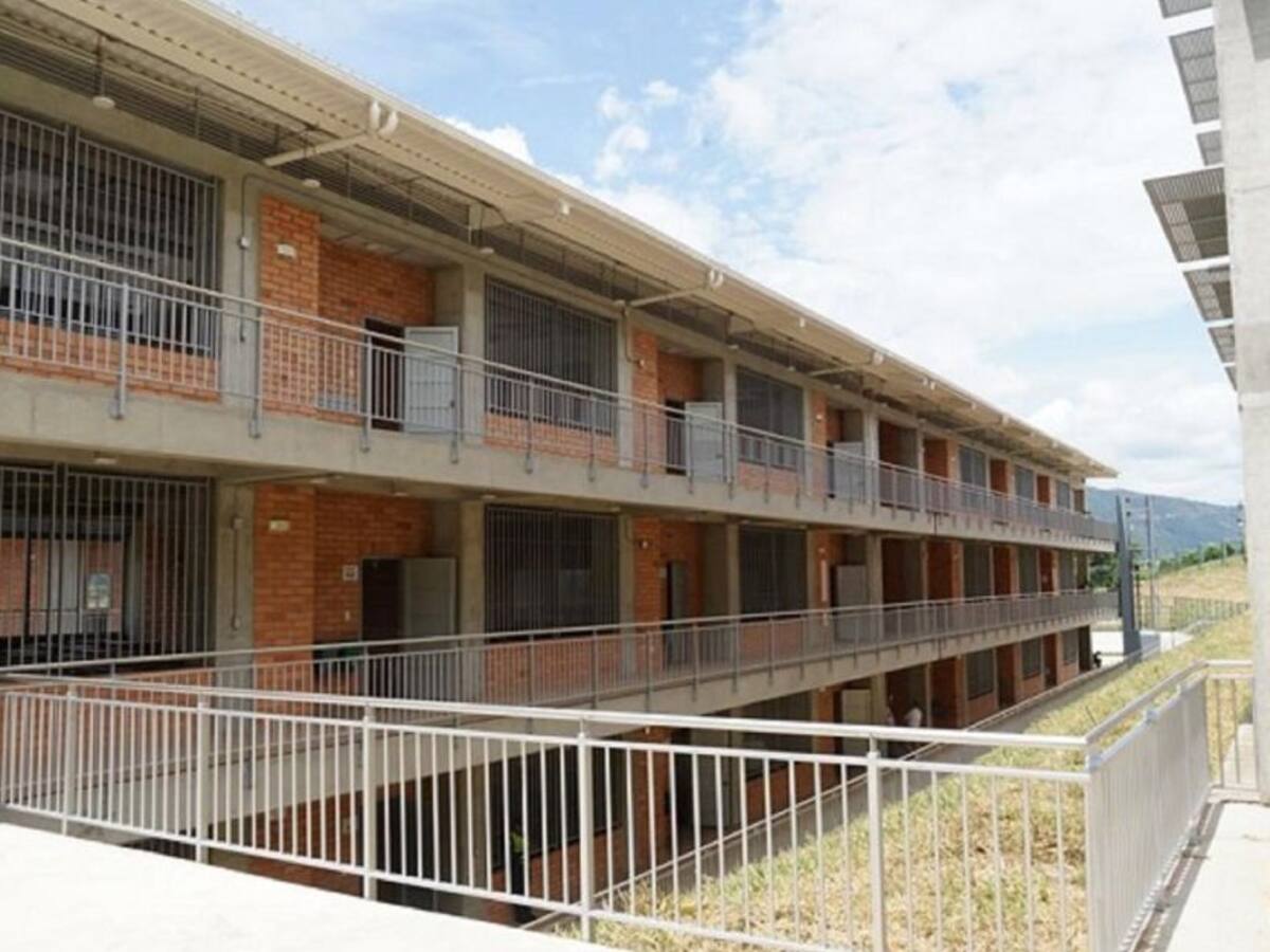 Menor se lanzó de un tercer piso en un colegio de Girón