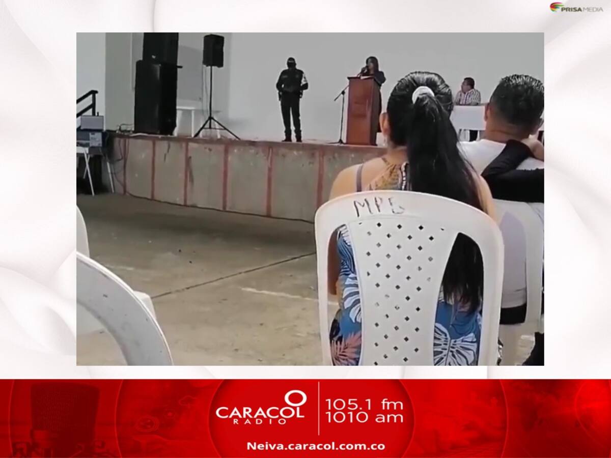 Rectora prohíbe noviazgos, celulares, piercings y cabellos teñidos