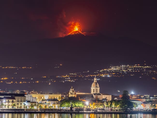 El volcán Etna, que es el más activo de Europa, hizo erupción a principios de julio y continúa perjudicando la ruta de vuelos en la región. 
(Foto:    Salvatore Allegra/Anadolu Agency via Getty Images)