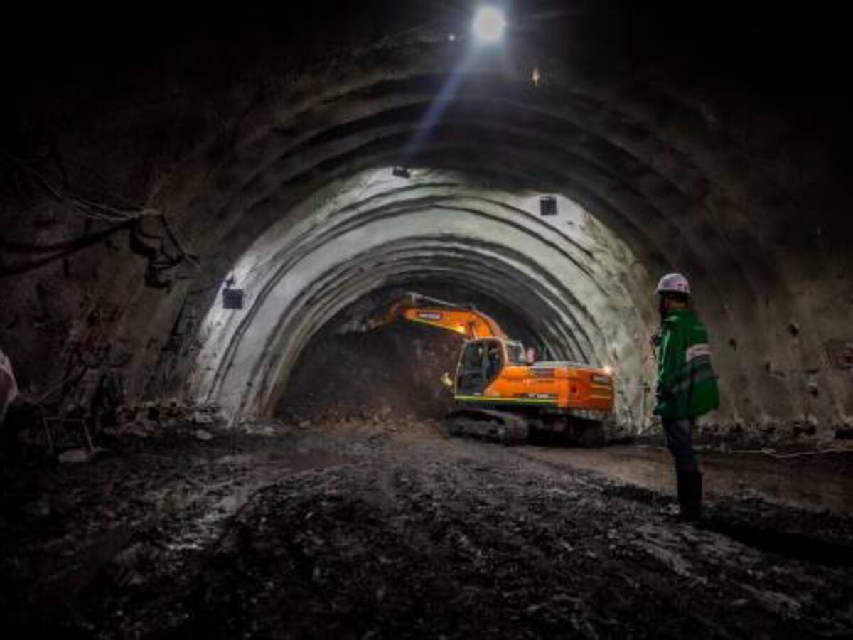 Expresidente Uribe propuso “vigorosa asociación privada” para terminar el Túnel del Toyo