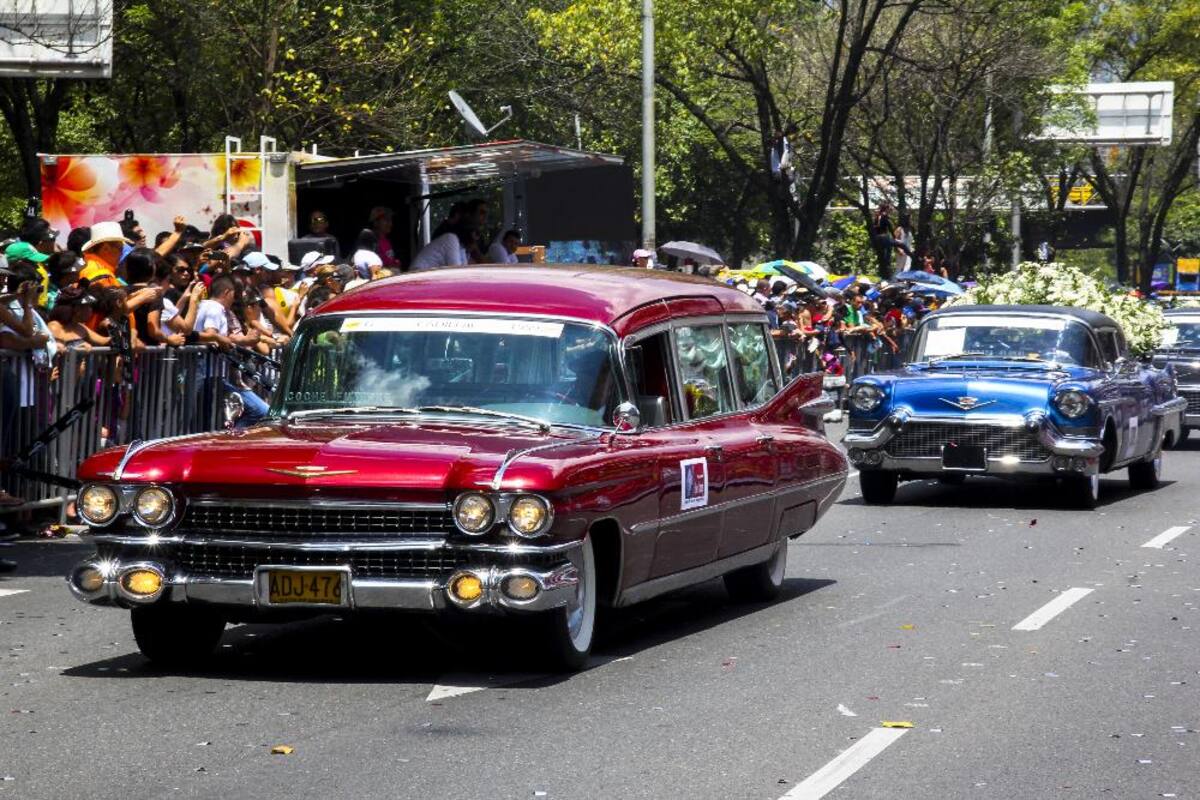 Desfile de autos clásicos y antiguos en la Feria de las Flores
