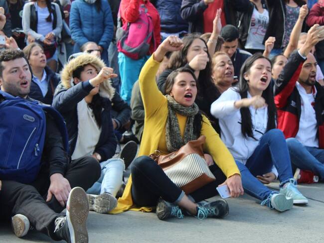 El 73 % de los colombianos creen que las cosas en el país están empeorando