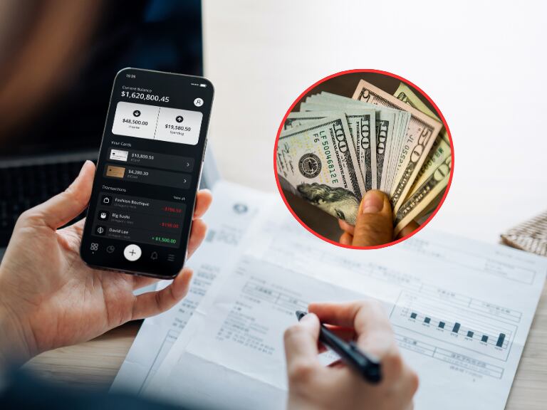 persona revisando los movimientos de su cuenta de ahorros y al lado billetes de dólares (Fotos vía Getty Images)