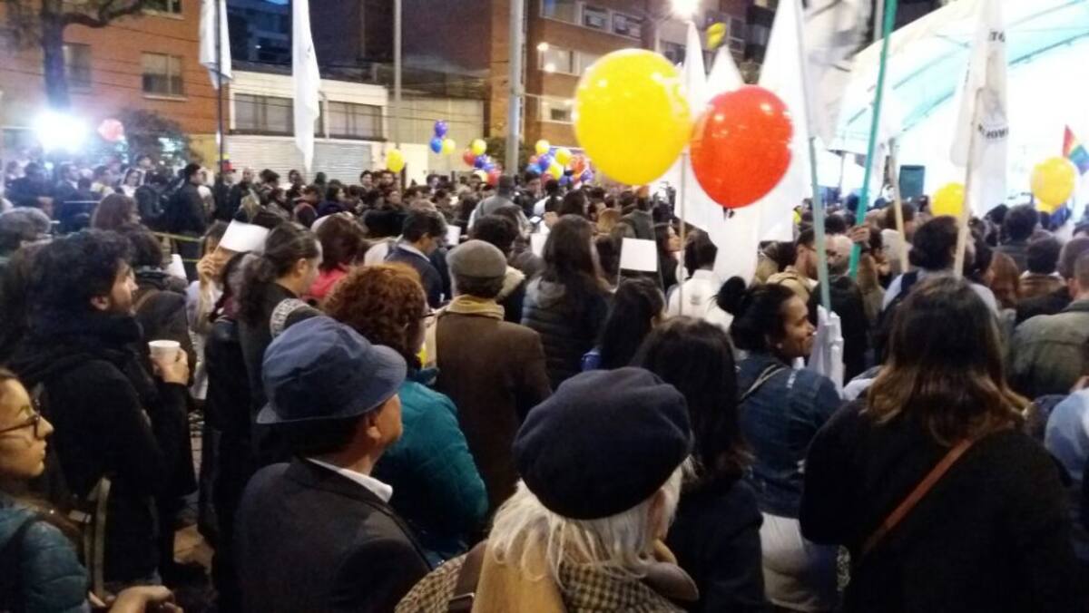 Personas de todas las edades se han reunidos en las calles de Bogotá para recibir el anuncio.