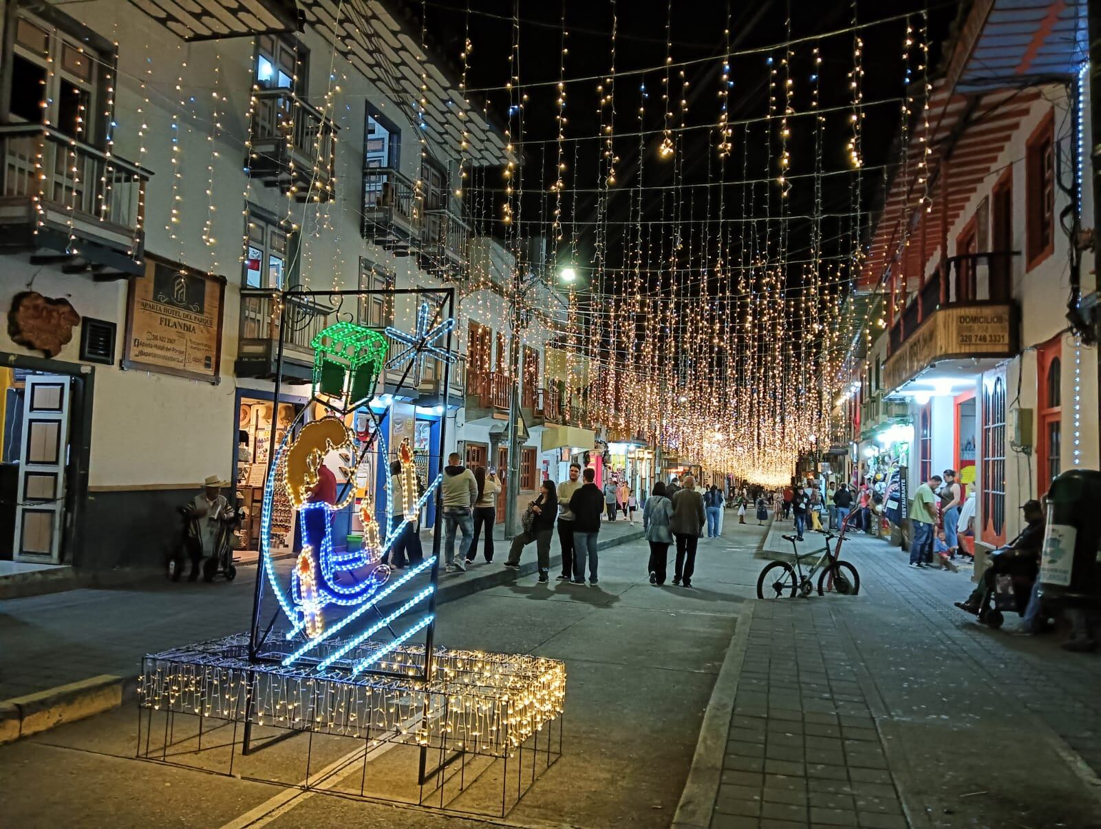 La calle del tiempo detenido en Filandia, Quindío con alumbrado navideño. Foto: Adrián Trejos