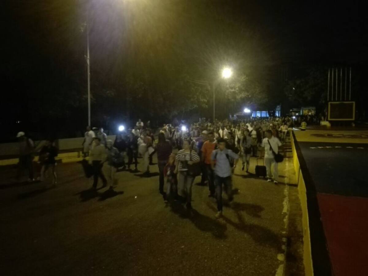 Bajo estrictas medidas de seguridad del lado colombiano, militares y policías, se apostaron en el corregimiento de La Parada para acompañar el proceso de salida e ingreso de los colombianos y venezolanos que empezaron a moverse hoy por el eje limítrofe.