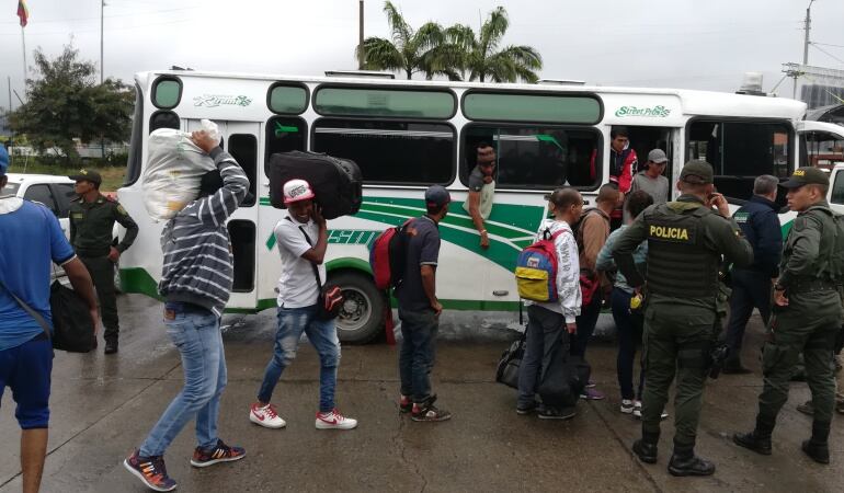 Emigrantes venezolanos abordando transporte en Colombia