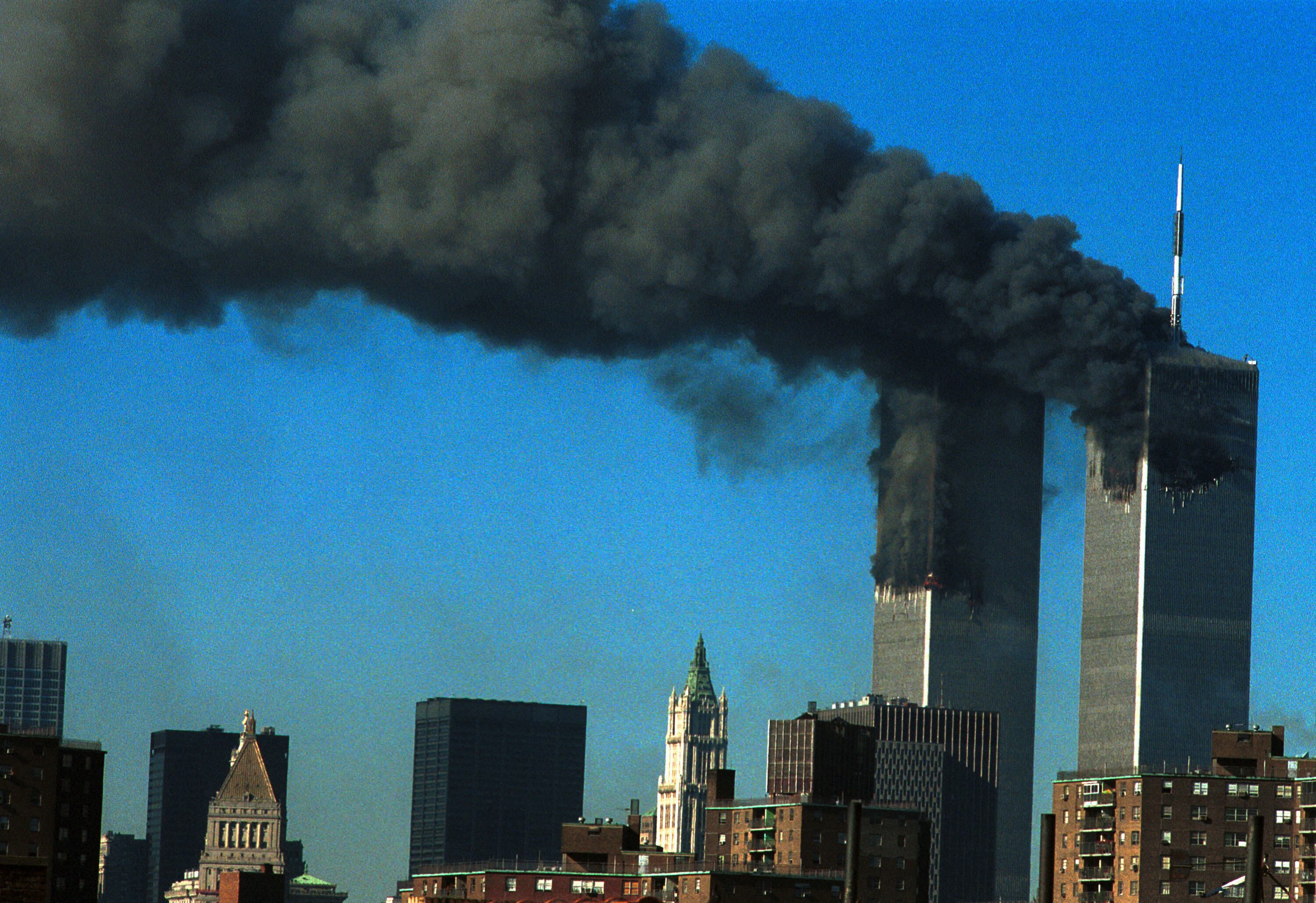 Las dos torres del World Trade Center durante los atentados terroristas perpetrados por Al-Qaeda el 11 de septiembre del 2001 en Nueva York, Estados Unidos. Foto: Getty Images.