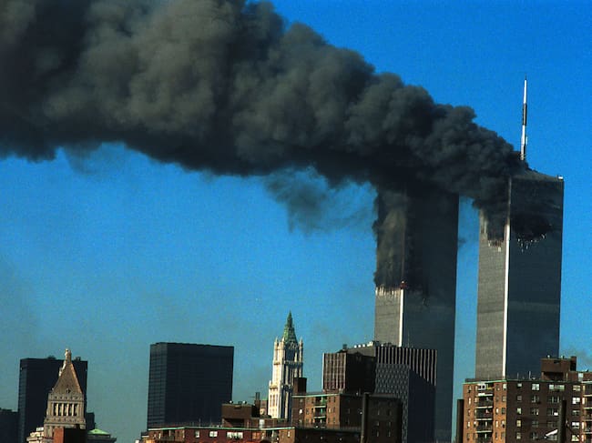 Las dos torres del World Trade Center durante los atentados terroristas perpetrados por Al-Qaeda el 11 de septiembre del 2001 en Nueva York, Estados Unidos. Foto: Getty Images.