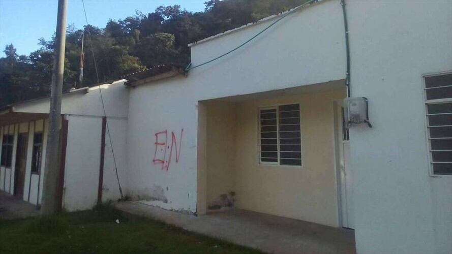 A las recurrentes amenazas proferidas presuntamente por el Eln se sumaron grafitis que aparecieron en las paredes de algunos inmuebles. Foto: Cabildo de Pitayó