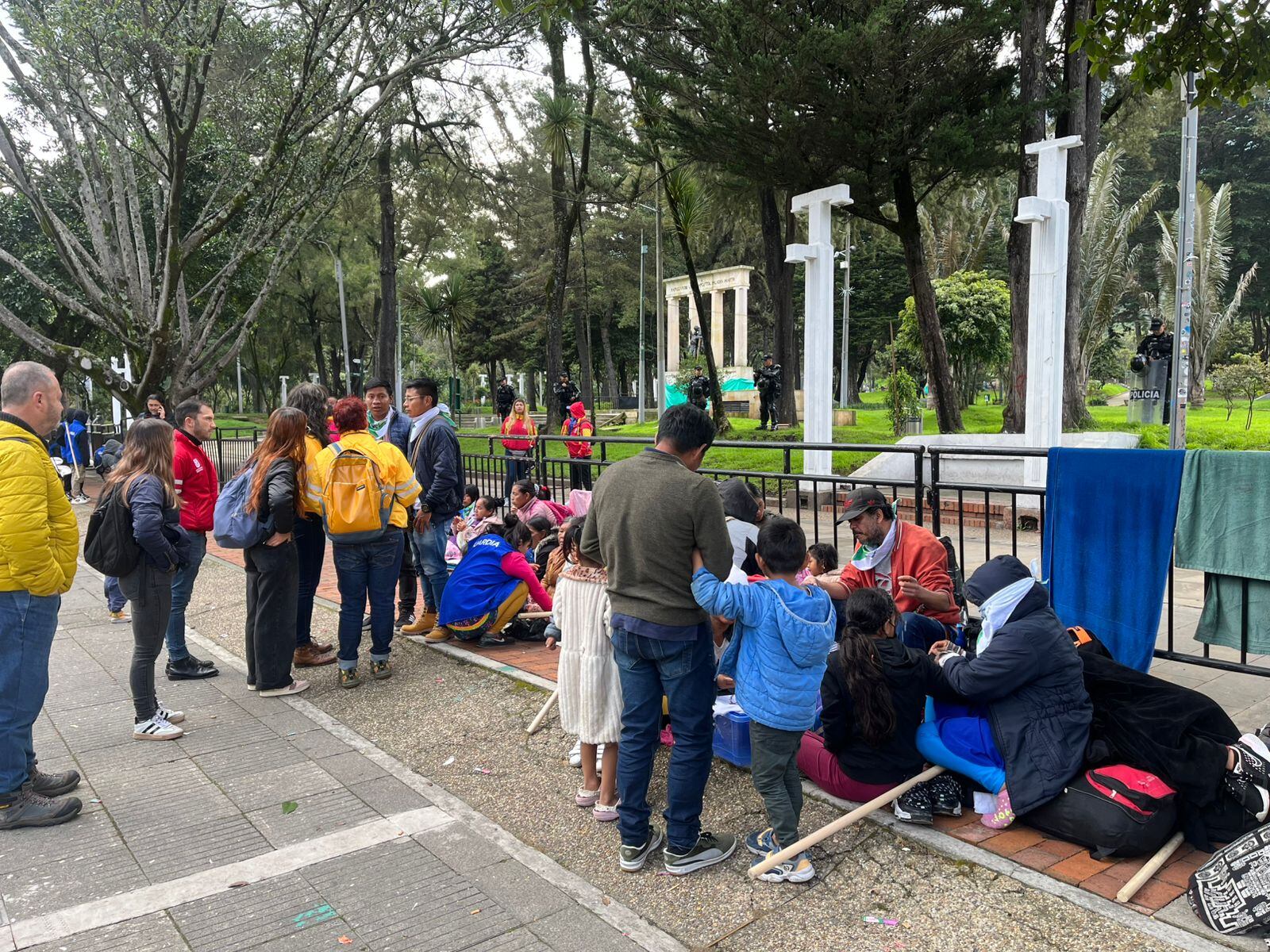 Indígenas Emberá frente al Parque Nacional en Bogotá. Foto: Caracol Radio.