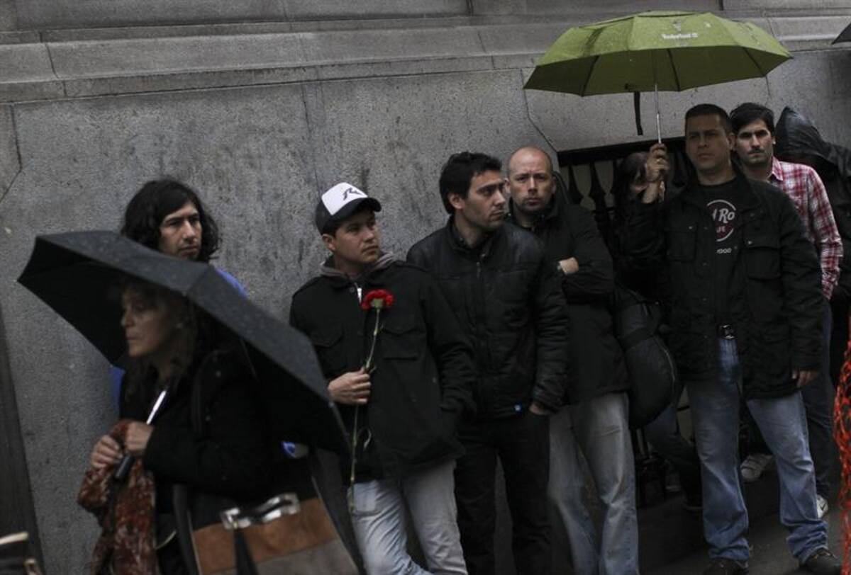 Los seguidores del exvocalista de Soda Stereo se unieron en una sola voz para rendir tributo al artista en sus exequias. Foto: Efe