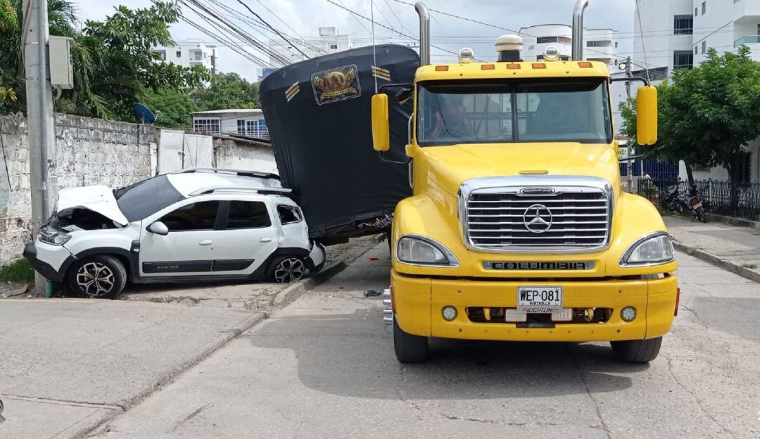 El siniestro vial ocurrió en la avenida Buenos Aires. Una camioneta particular también sufrió daños