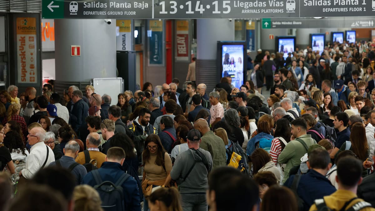 Viajeros atascados en estación de Madrid tras apagón: “tenemos la esperanza de volver a casa”