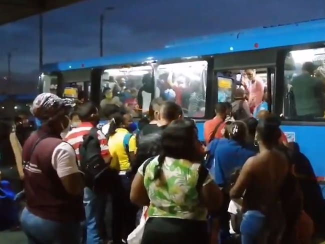 Usuarios del MIO denuncian aglomeraciones en los buses