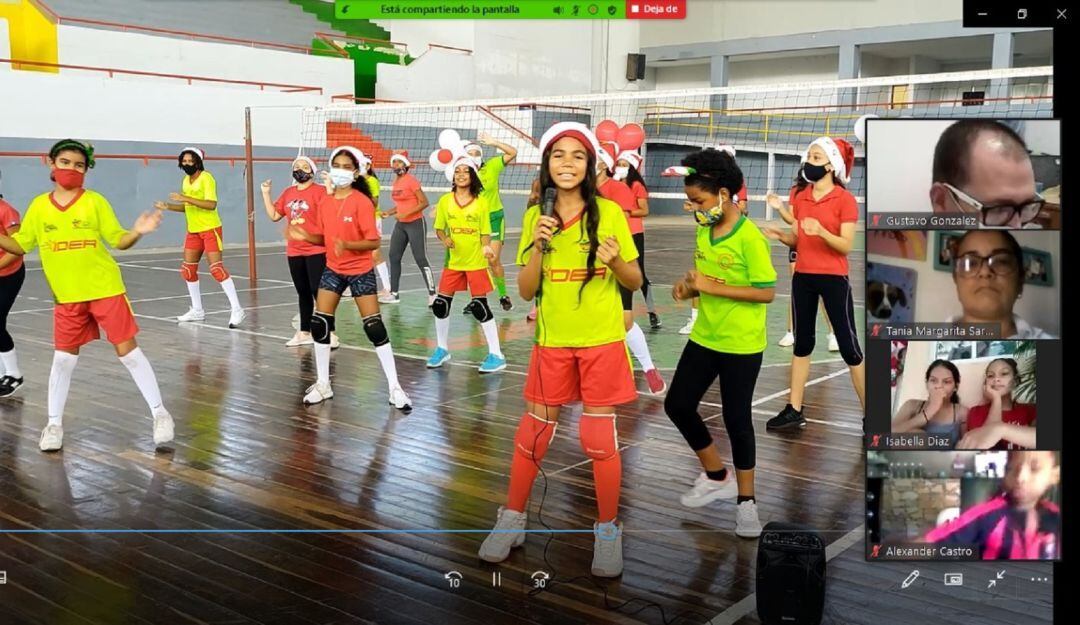 Niños practicando en coliseo