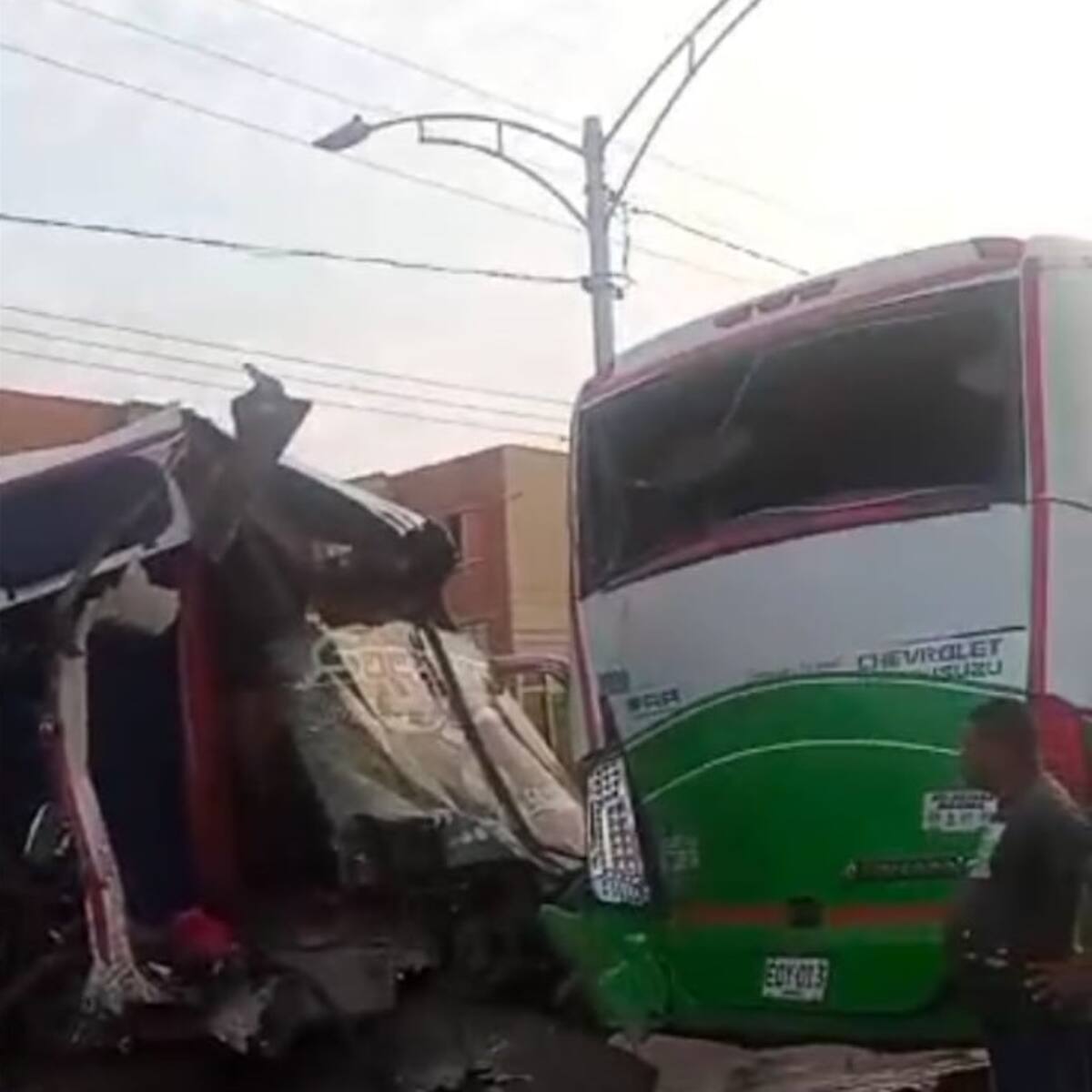Violento choque dejó dos heridos y destrozos en dos busetas en La Cordialidad