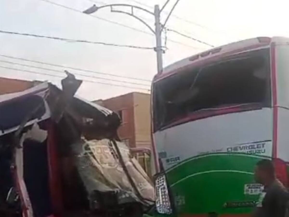 Violento choque dejó dos heridos y destrozos en dos busetas en La Cordialidad