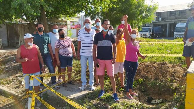 Los residentes de la urbanización temen que allí se prolifere el mosquito transmisor del dengue.