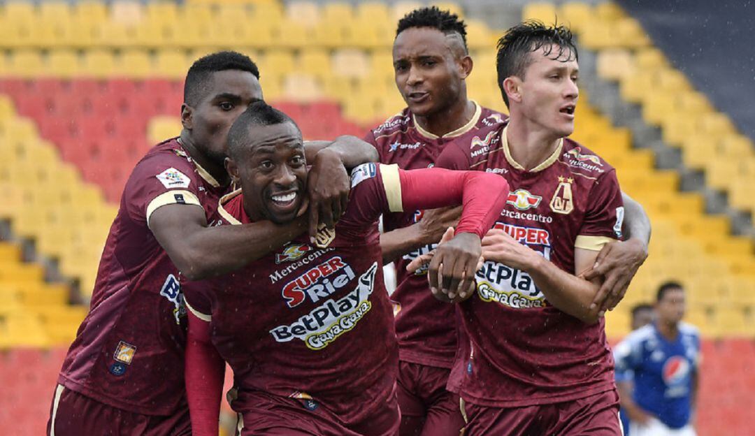 Los jugadores del Tolima festejan una de las dos anotaciones de Juan Fernando Caicedo.
