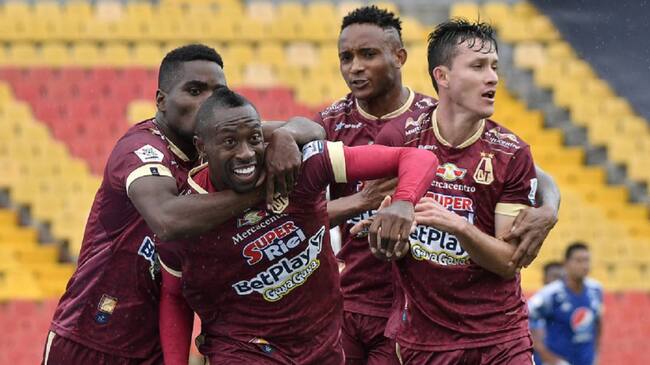 Los jugadores del Tolima festejan una de las dos anotaciones de Juan Fernando Caicedo.