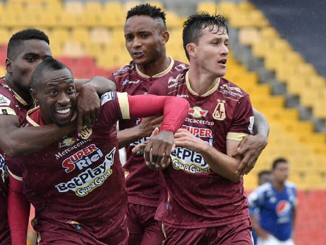 Los jugadores del Tolima festejan una de las dos anotaciones de Juan Fernando Caicedo.