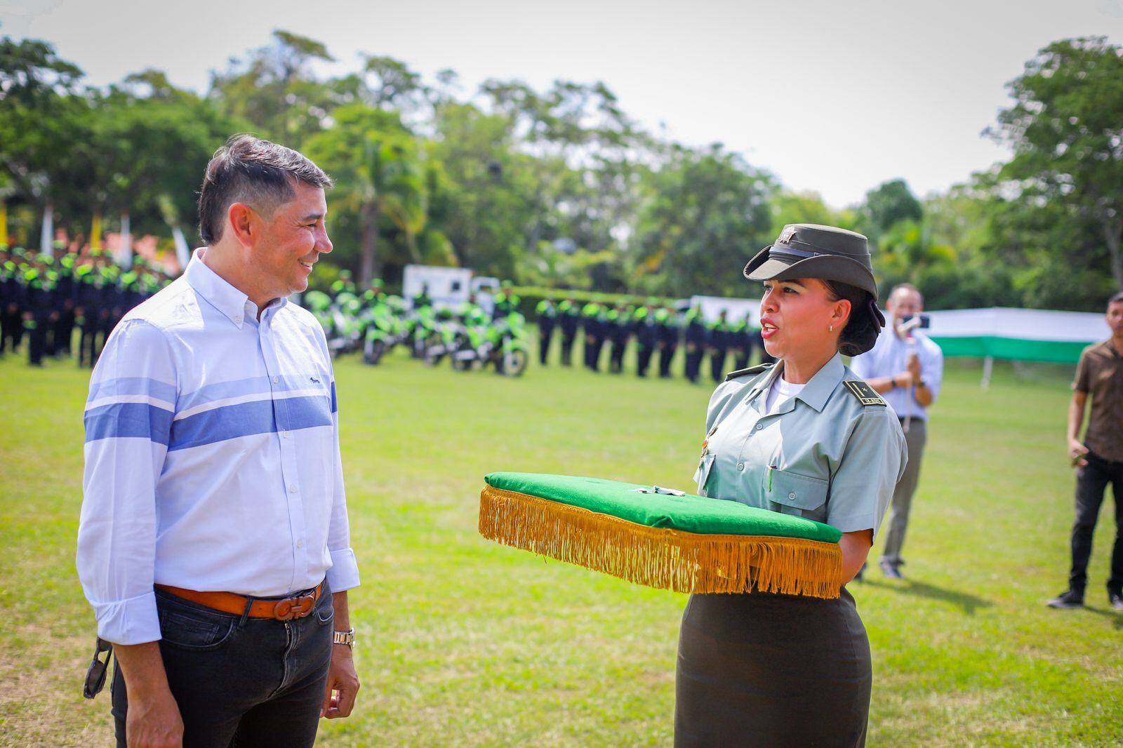 El alcalde de Ibagué, Andrés Hurtado, fue condecorado durante la ceremonia
