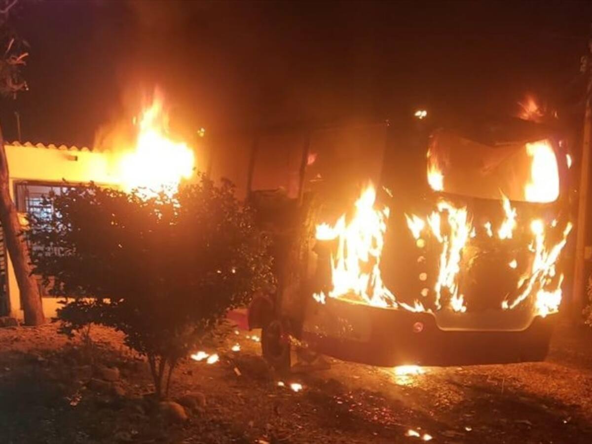 Policía atribuye incineración de buseta en Cúcuta a los 'Pelusos'