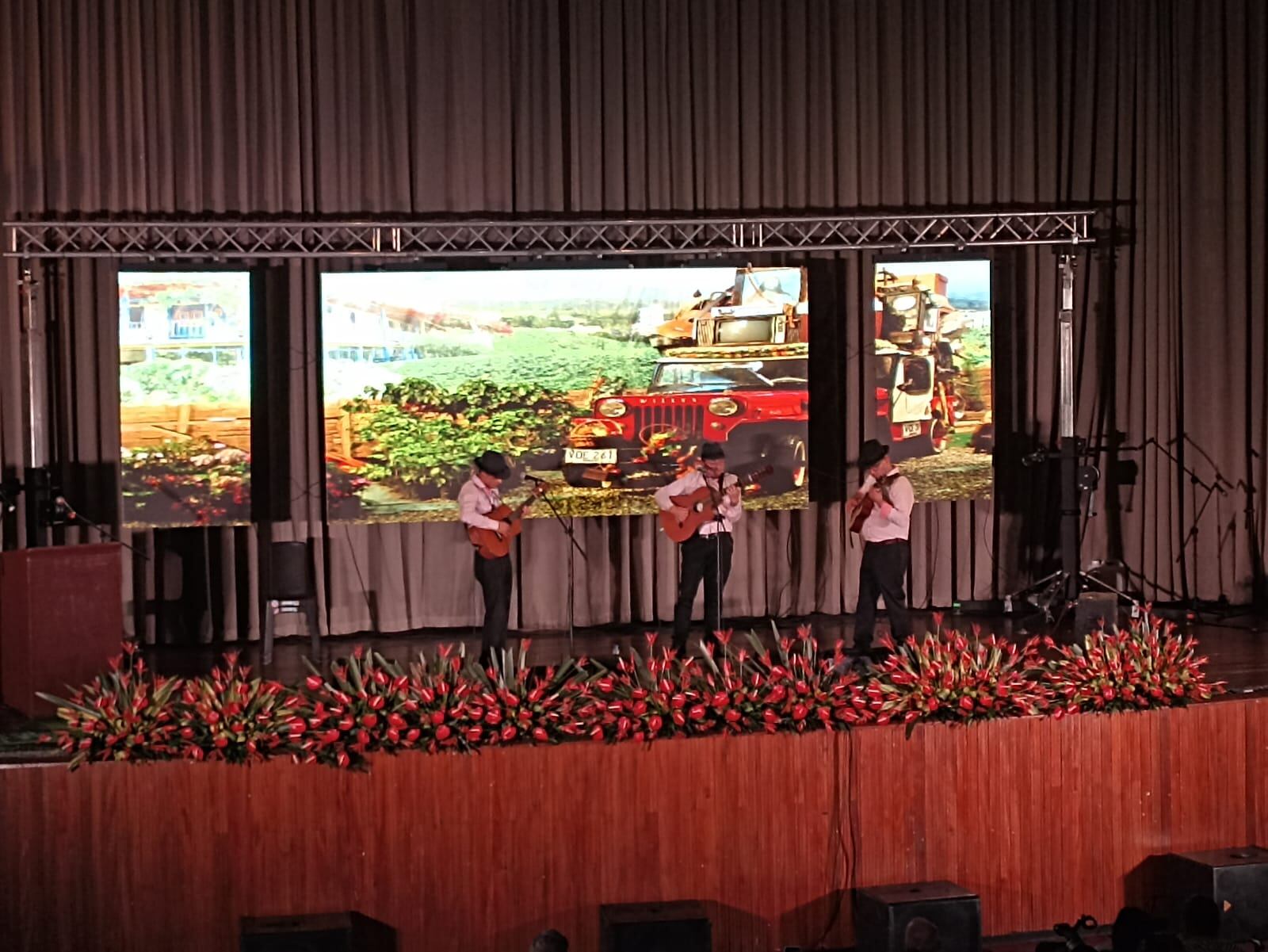 En el Teatro de la Cruz Roja  de Armenia se llevó a cabo el Concurso de Duetos Hermanos Moncada. Foto Adrián Trejos