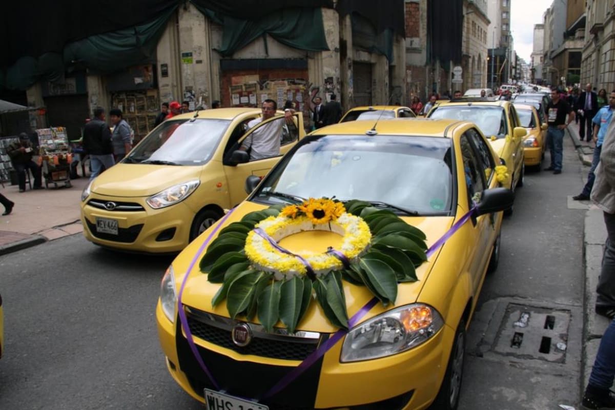 Más de 200 taxistas recorren la Carrera Séptima mostrando su inconformismo frente a las aplicaciones de movilidad como Uber que utilizan los llamados taxis blancos.