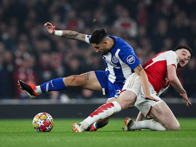 Arsenal&#039;s English midfielder #41 Declan Rice (R) fights for the ball with Porto&#039;s Argentinian midfielder #22 Alan Varela during the UEFA Champions League last 16 second leg football match between Arsenal and Porto FC at the Arsenal Stadium in north London, on March 12, 2024. (Photo by Adrian DENNIS / AFP) (Photo by ADRIAN DENNIS/AFP via Getty Images)