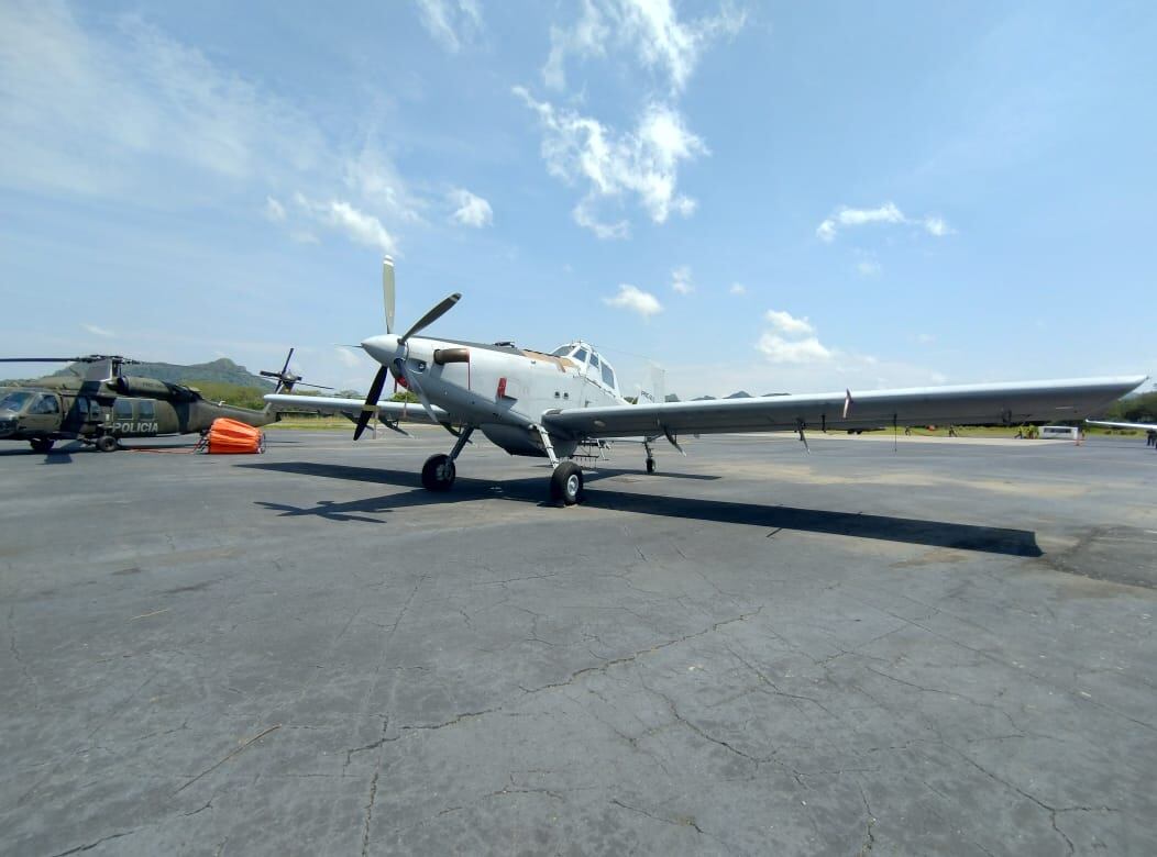 Avión de aspersión con glifosato adecuado para apagar incendios. Cortesía: Caracol Radio.