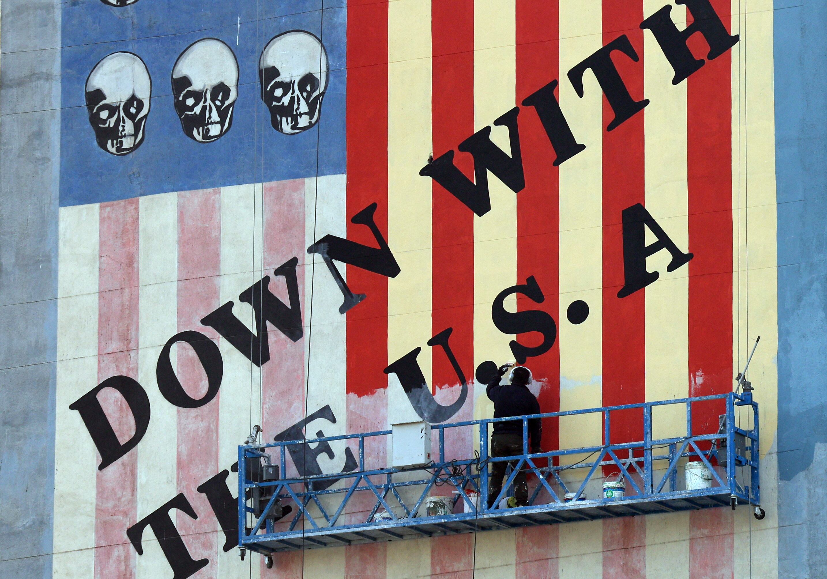 TEHRAN (IRAN(Islamic Republic Of)), 29/03/2025.- An Iranian painter repaints one of the famous anti-US murals in Tehran, Iran, 29 March 2025. The tension between the US and Iran is going on as, according to the Iranian foreign ministry, Iranian Foreign Minister Abbas Araghchi said on 28 March 2025 that Iran has responded to US President Donald Trump's letter about reaching a new nuclear agreement, through the Oman administration.Â  (Teherán) EFE/EPA/ABEDIN TAHERKENAREH