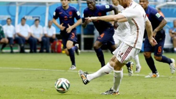 Xabi Alonso adelanta a España en el primer partido del Grupo B