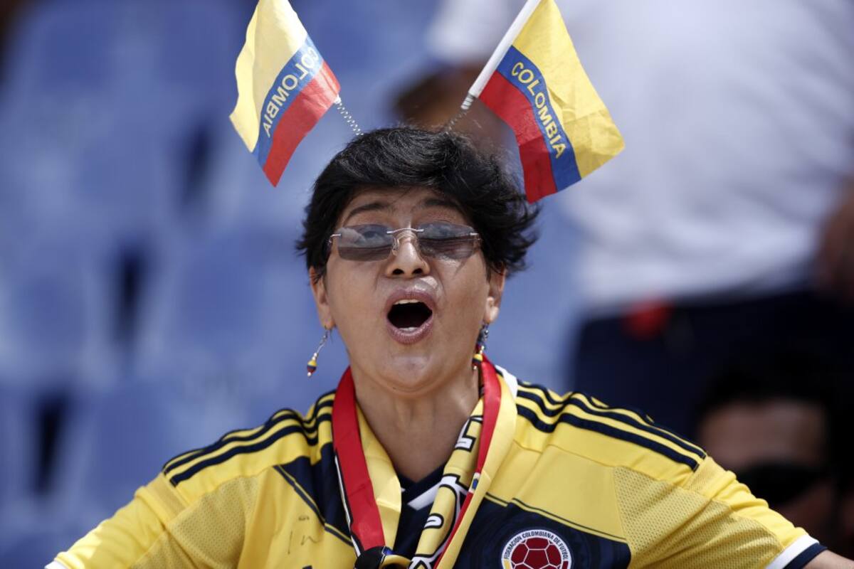Los rostros de los colombianos en la tribuna a la espera del inicio del partido.