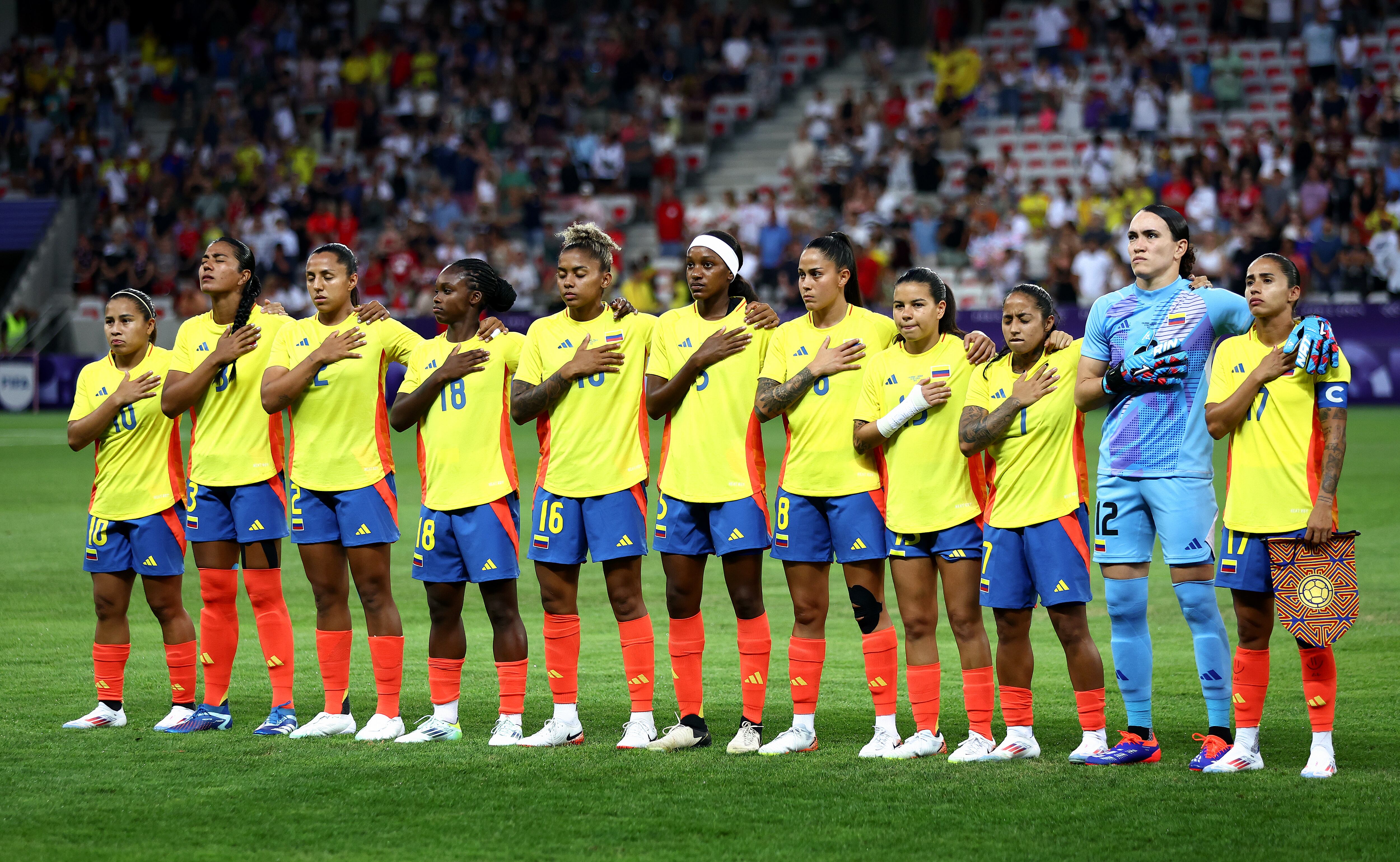 La Selección Colombia entona el himno nacional en la previa del juego frente a Canadá. (Photo by Marc Atkins/Getty Images)