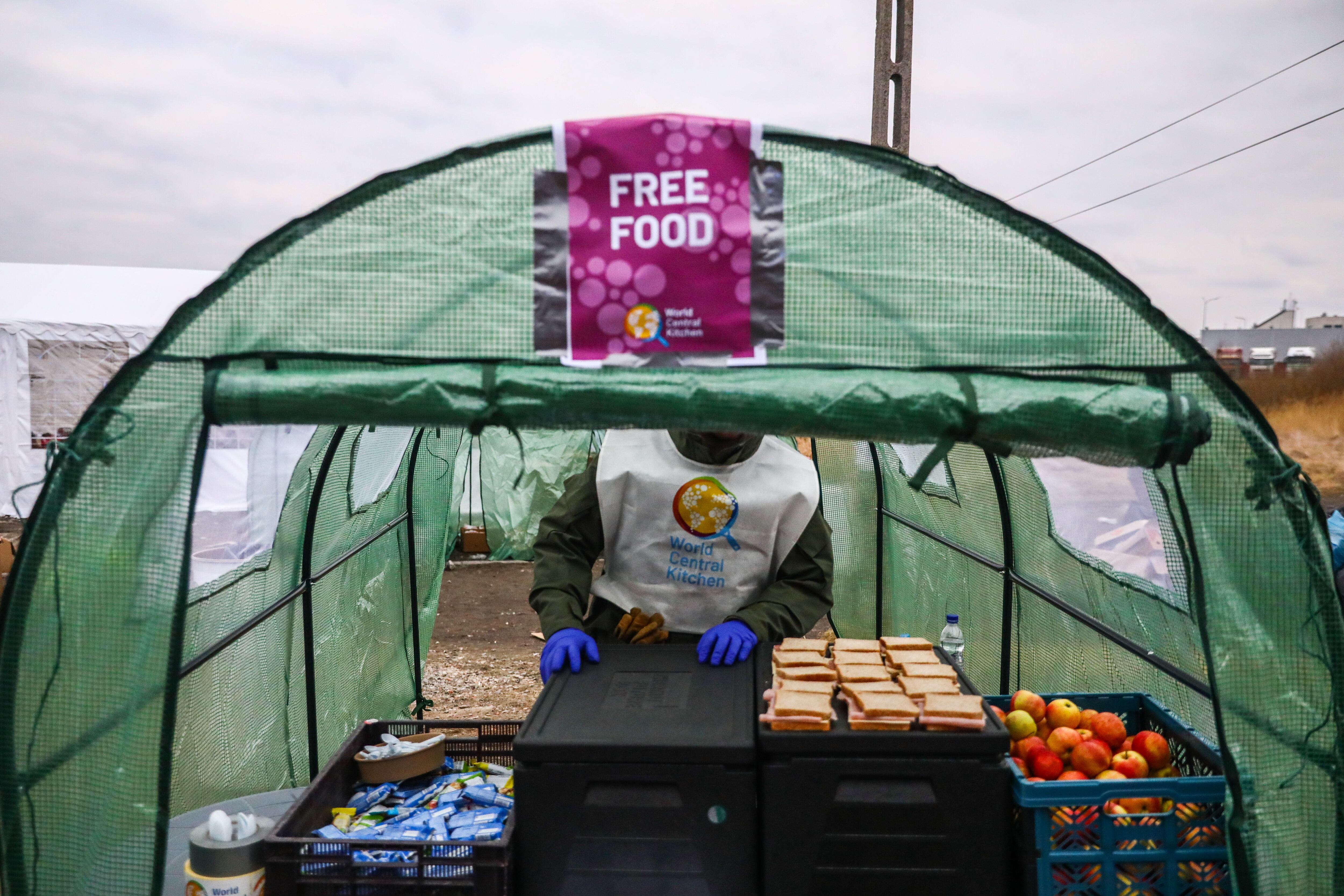 Foto de referencia de las ayudas ofrecidas por World Central Kitchen en la frontera entre Ucrania y Polonia tras el ataque ruso. (Photo by Beata Zawrzel/NurPhoto via Getty Images)