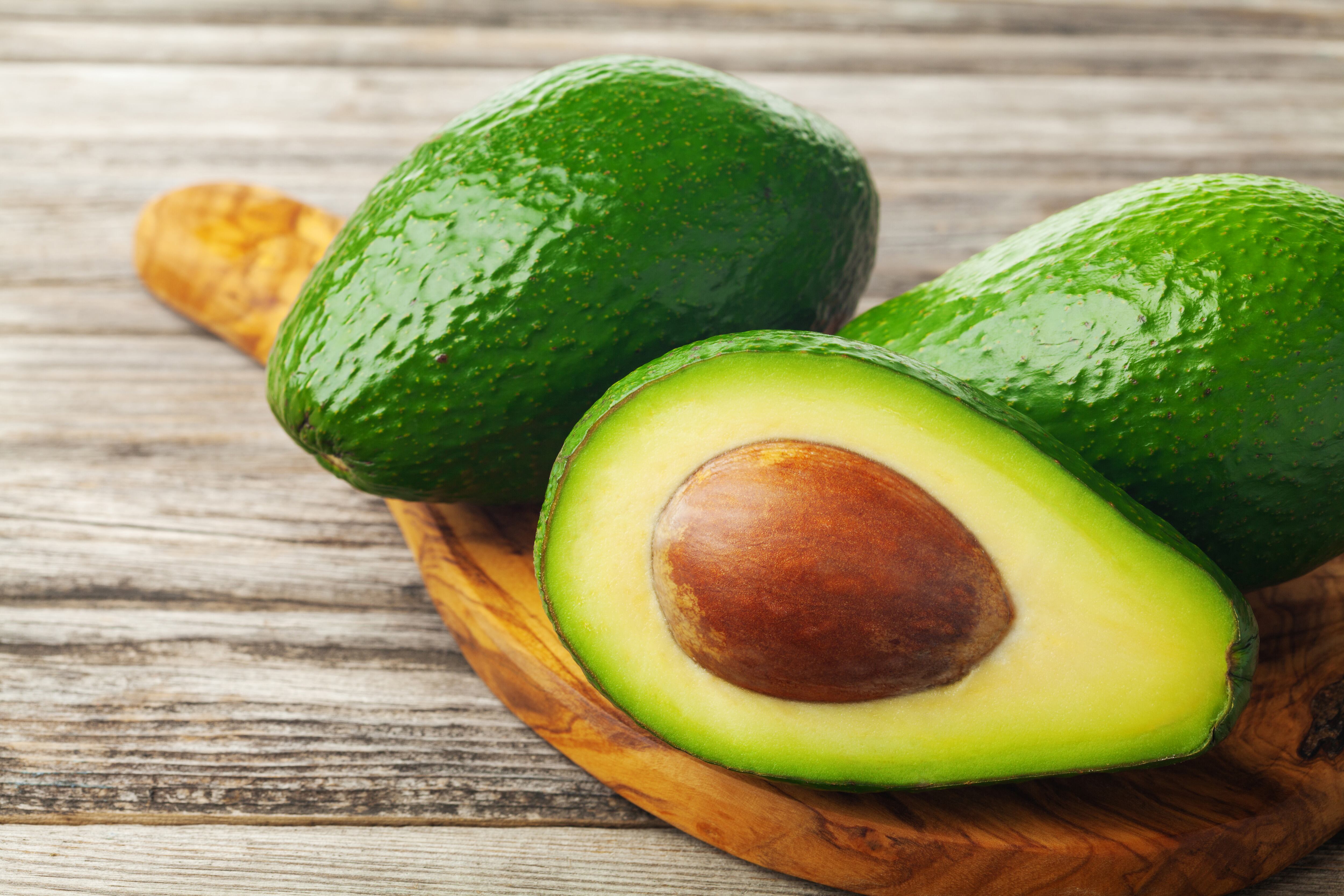 Aguacates sobre una tabla. (Foto: Getty Images)
