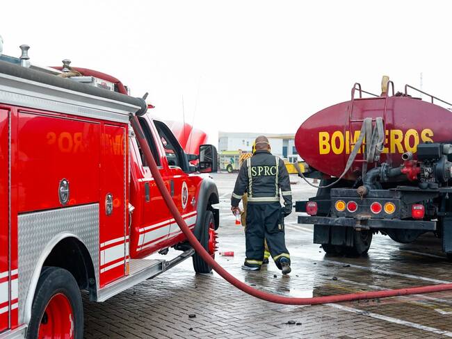 10 unidades del cuerpo de bomberos atienden incendio en Contecar