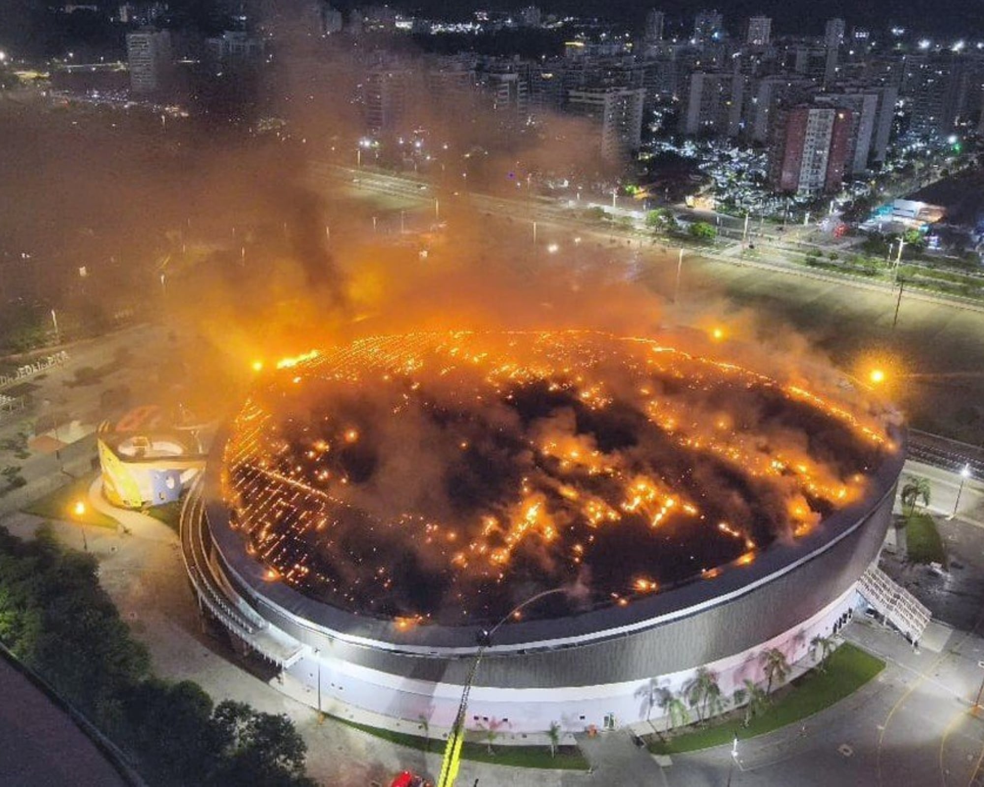 El Cuerpo de Bomberos de Río confirmó que el incendio se originó en el techo, que aun no se han determinado las causas y que se logró preservar la estructura del Museo Olímpico.
(Foto:    Cortesía )